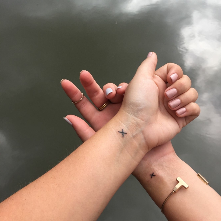 Tatuaggio migliore amica, disegno tatoo sul polso della mano, tatuaggio disegno X
