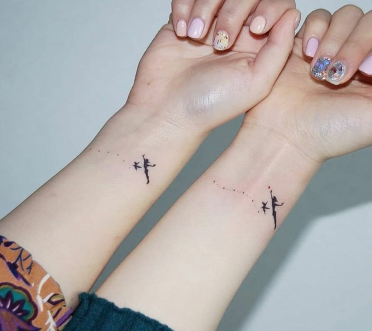 Tatuaggio con disegno di Trilly sul polso di due ragazze, tatuaggio dedicato all'amicizia