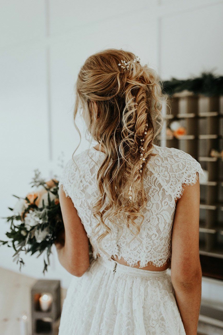 Donna sposa con capelli mossi biondi, acconciatura con semiraccolto mosso
