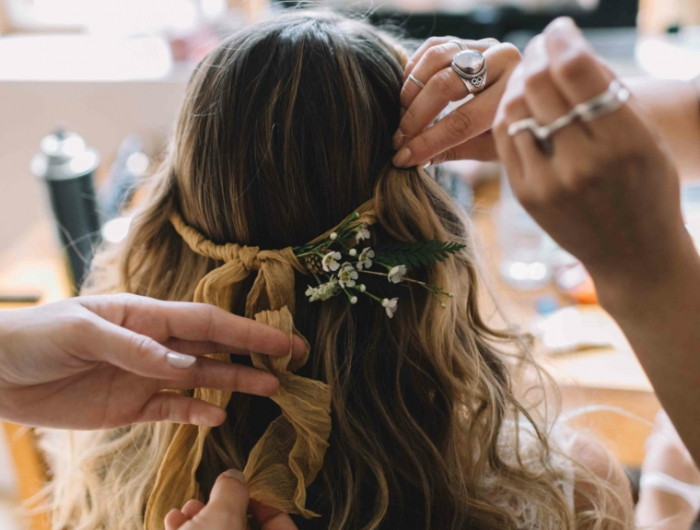 Le acconciature da sposa 2020 con semiraccolto e accessori da abbinare!