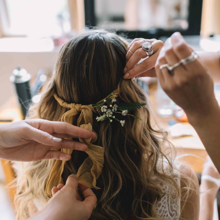 Acconciature capelli sciolti, donna con capelli castani mossi con corona di fiori