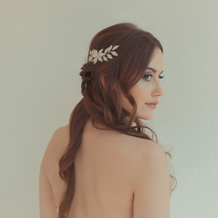 Pettinatura sposa, donna con capelli castani ricci con semiraccolto, capelli con molletta a foglie di argento