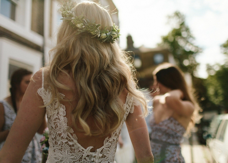 Donna con abito da sposa in pizzo, acconciature sposa capelli medi, corona con foglie in testa