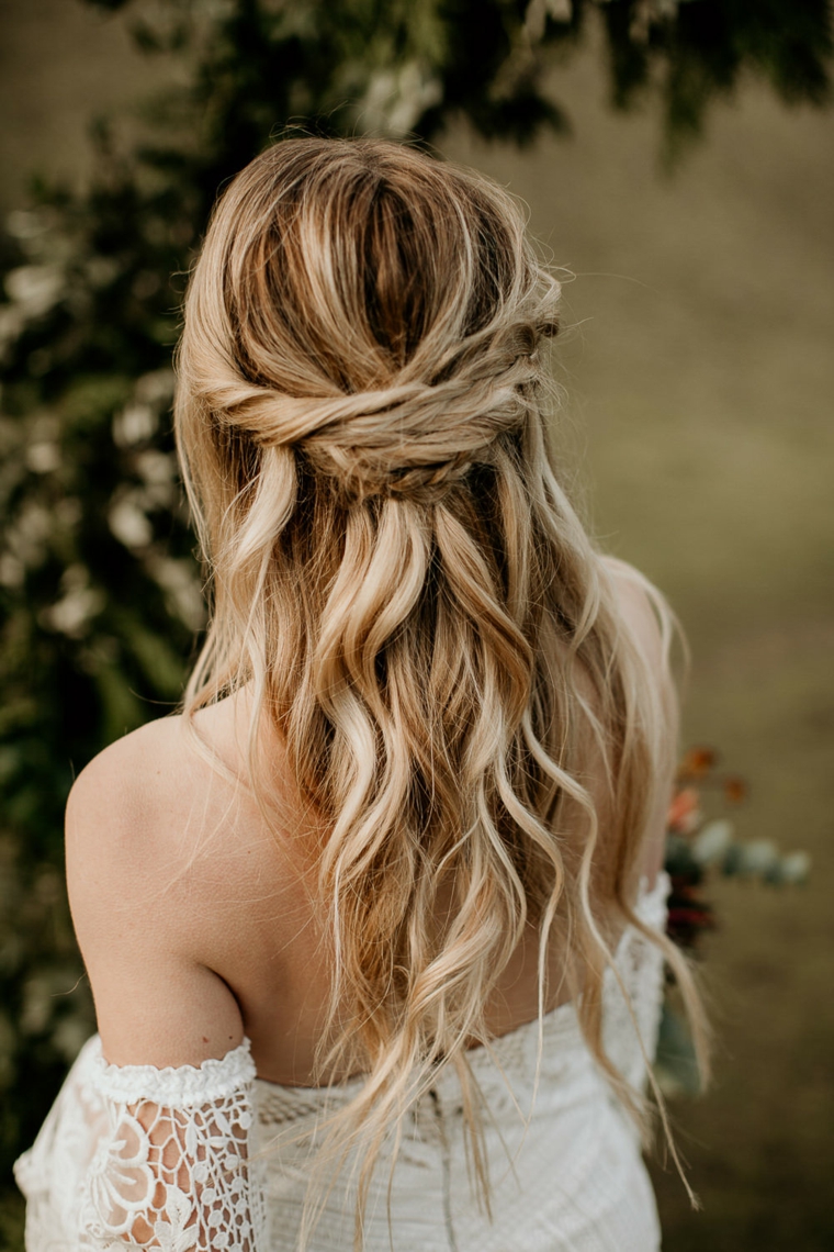 Acconciature sposa capelli sciolti, sposa con capelli lunghi e biondi fissati con treccia