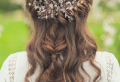 Le acconciature da sposa 2020 con semiraccolto e accessori da abbinare!