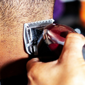 Come tagliare i capelli uomo a casa in base al tipo di acconciatura, consigli utili!