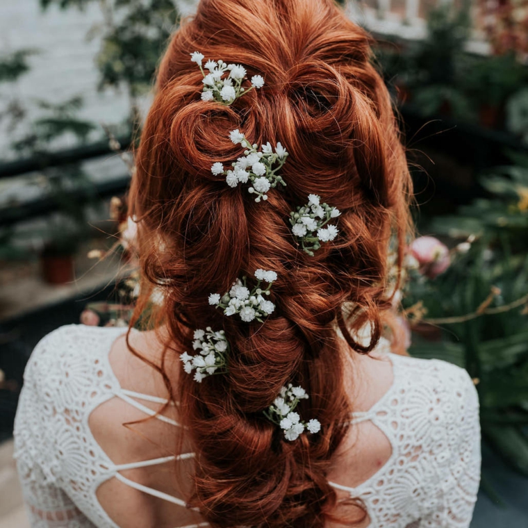 Pettinature sposa capelli lunghi, ragazza sposa con capelli rissi e mollette di fiori