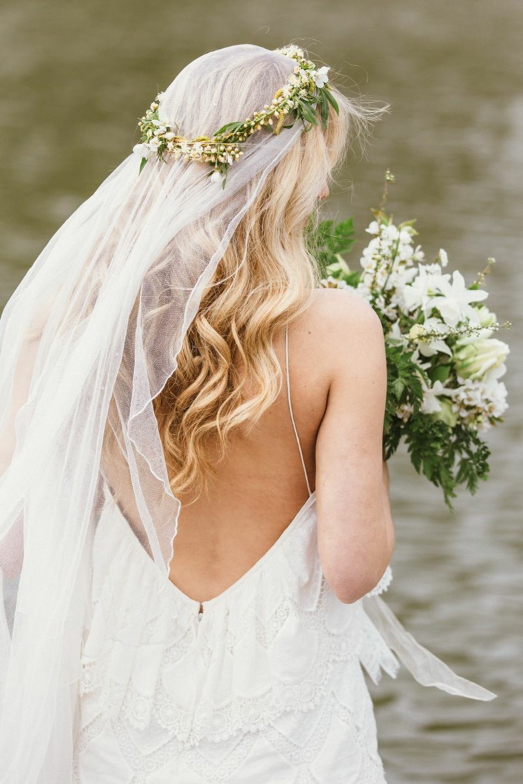 Pettinatura da sposa con semiraccolto e velo, ragazza con bouquet da sposa in mano