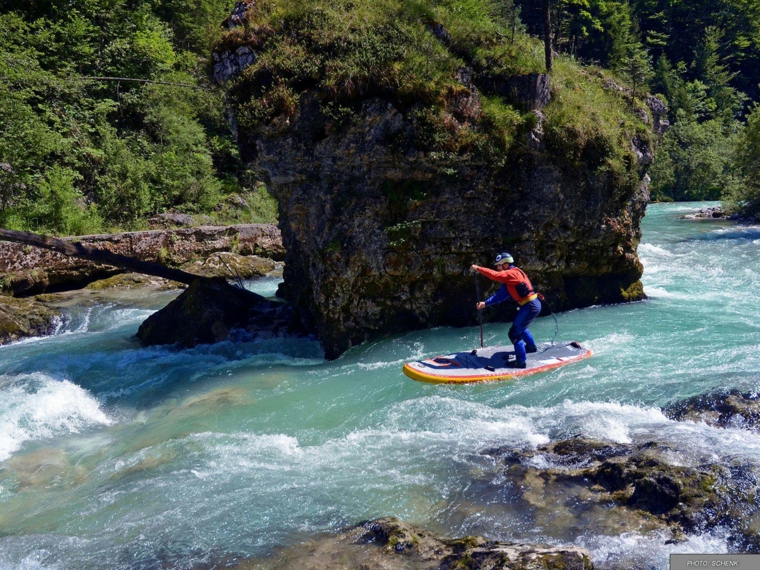 stand up paddling uomo rocce fiume onde rafting pagaia tavolo