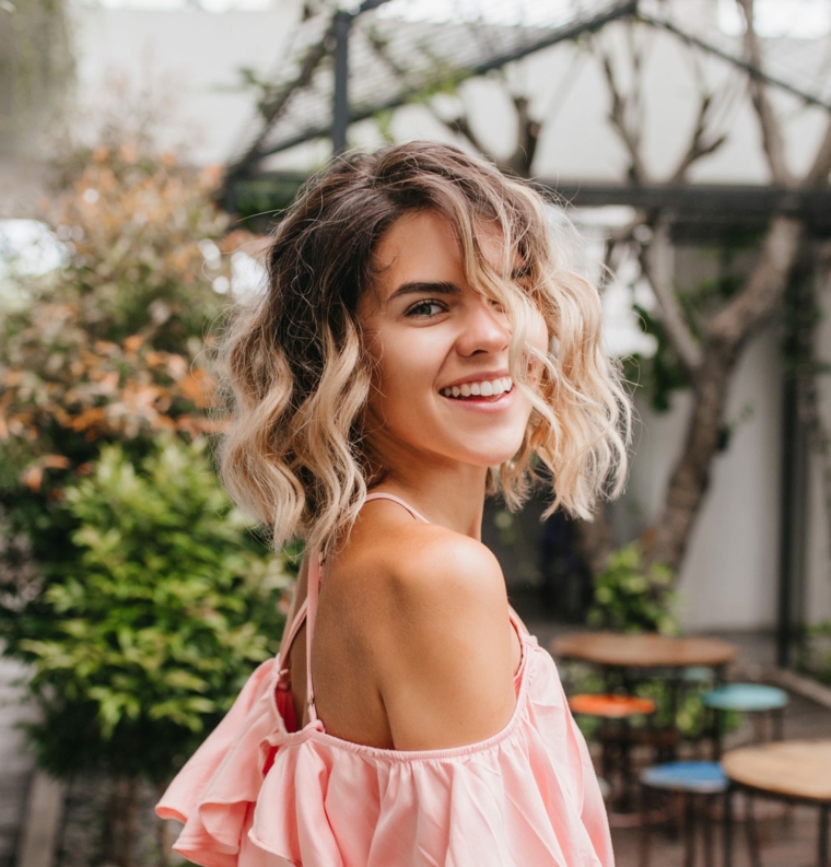 Acconciature matrimonio invitata capelli corti, ragazza con capelli biondi ricci