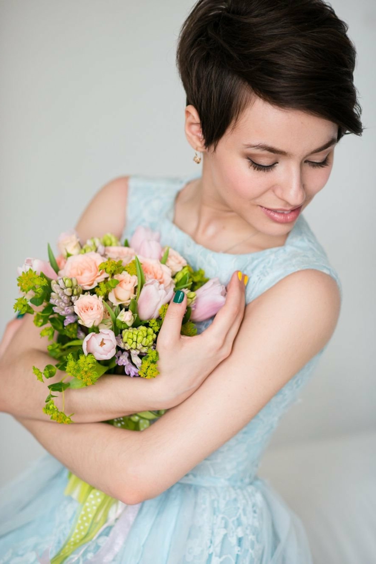 Acconciature invitata sposa 2020, capelli corti di colore castano con riga laterale