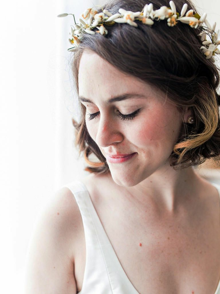 Donna con corona di fiori in testa, acconciature invitata matrimonio 2020