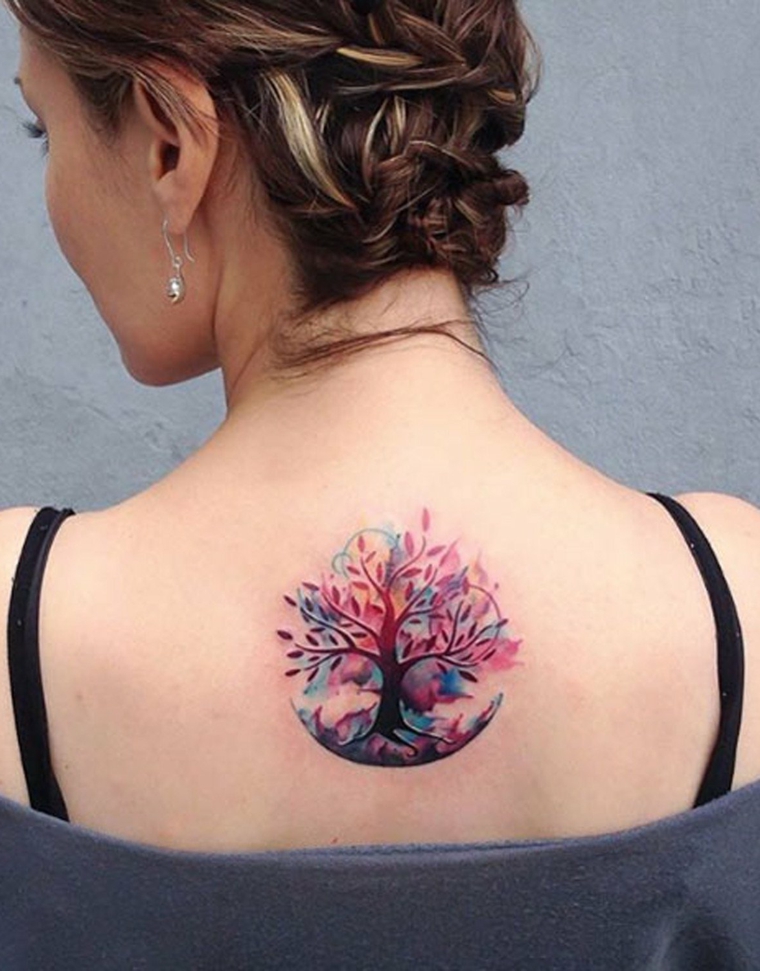 albero della vita celtico tatuaggio schiena donna colorato tattoo capelli treccia