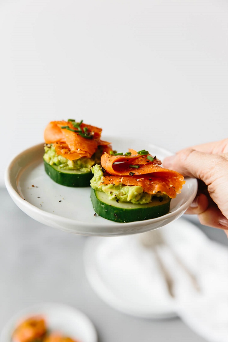 antipasti sfiziosi da fare in anticipo apericena rondelle cetriolo salmone affumicato guacamole avocado