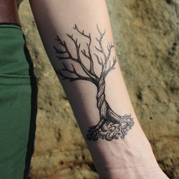 avambraccio tattoo donna tatuaggio rami albero della vita radici