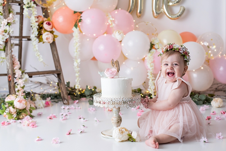 bimba torta battesimo e primo compleanno insieme palloncini festa fiori