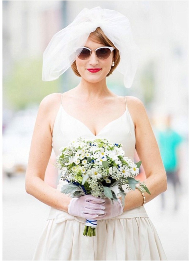 Donna con bouquet in mano, donna sposa con capelli biondi taglio caschetto corto