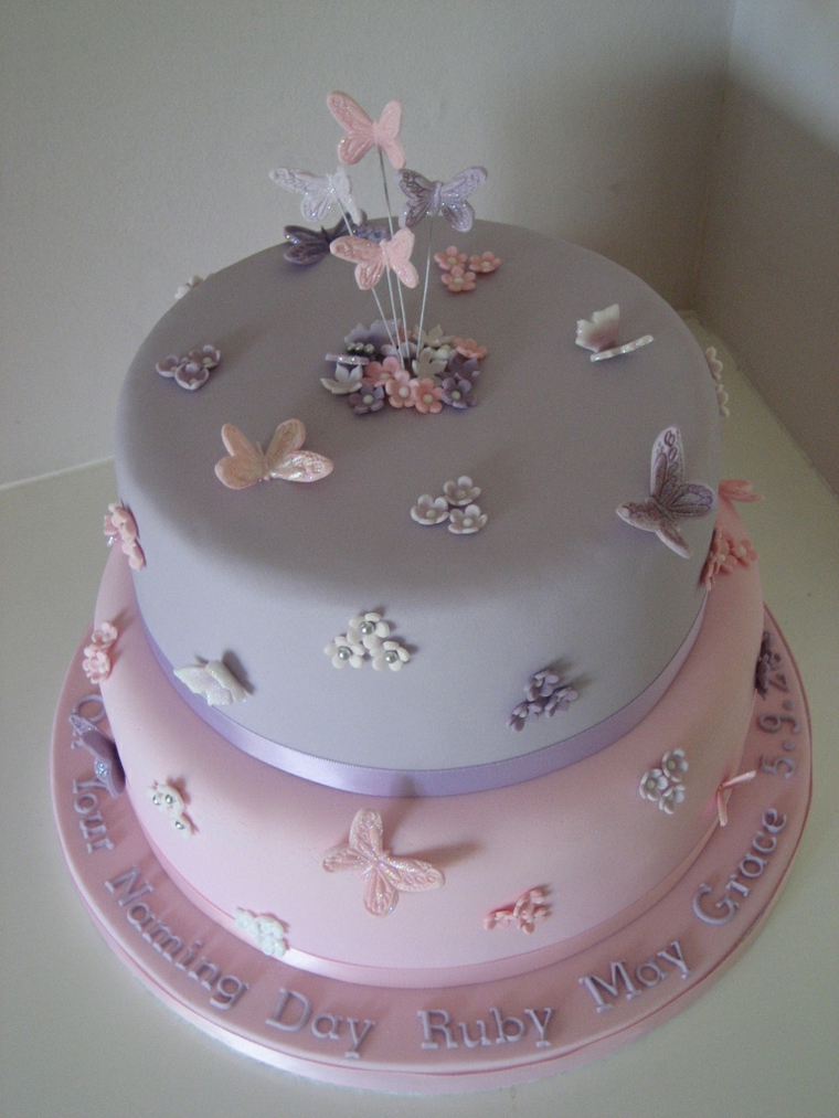 cosa scrivere su una torta di battesimo decorazione in pasta di zucchero fiorellini farfalle