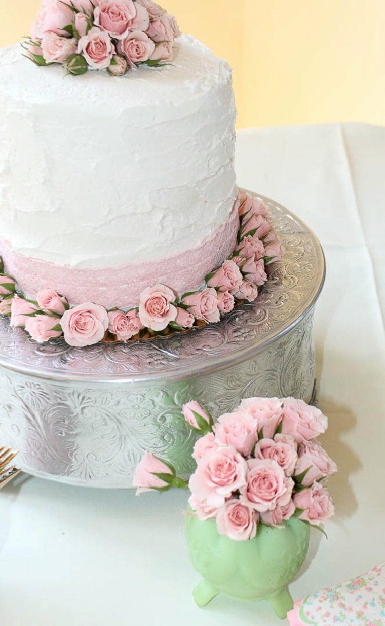 decorazione torta battesimo con panna colore bianco rosa fiori petali