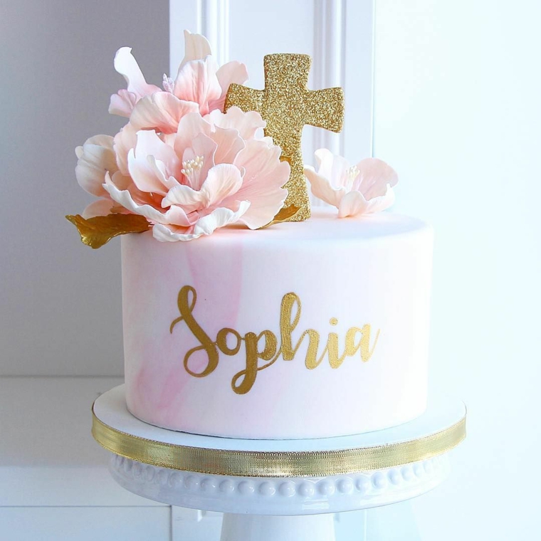 decorazione torta battesimo con panna toppet croce scritta nome sophia fiori petali rosa