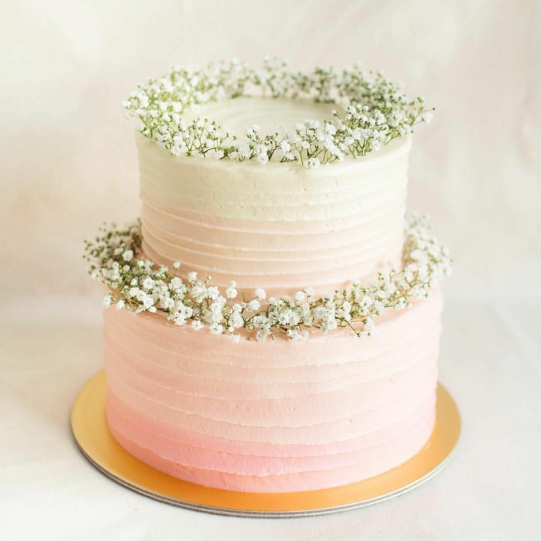 dolce torta battesimo con panna colorata due piani rametti fiori bianchi