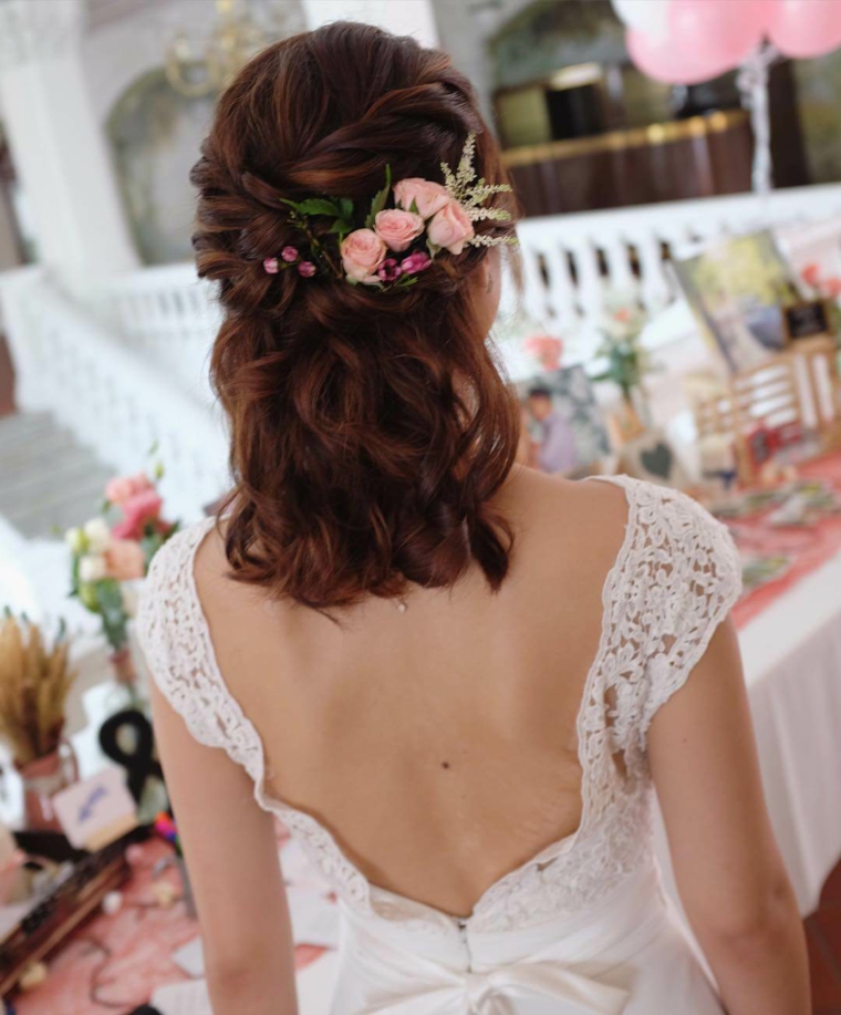 Acconciature sposa capelli corti, donna con capelli castani raccolti con treccia