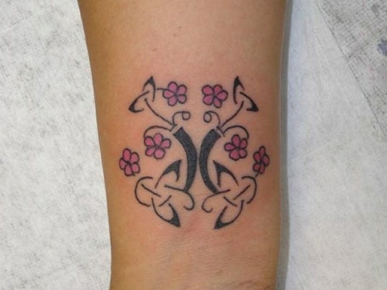 donna tattoo significato albero della vita tatuaggio braccio polso mano fiori