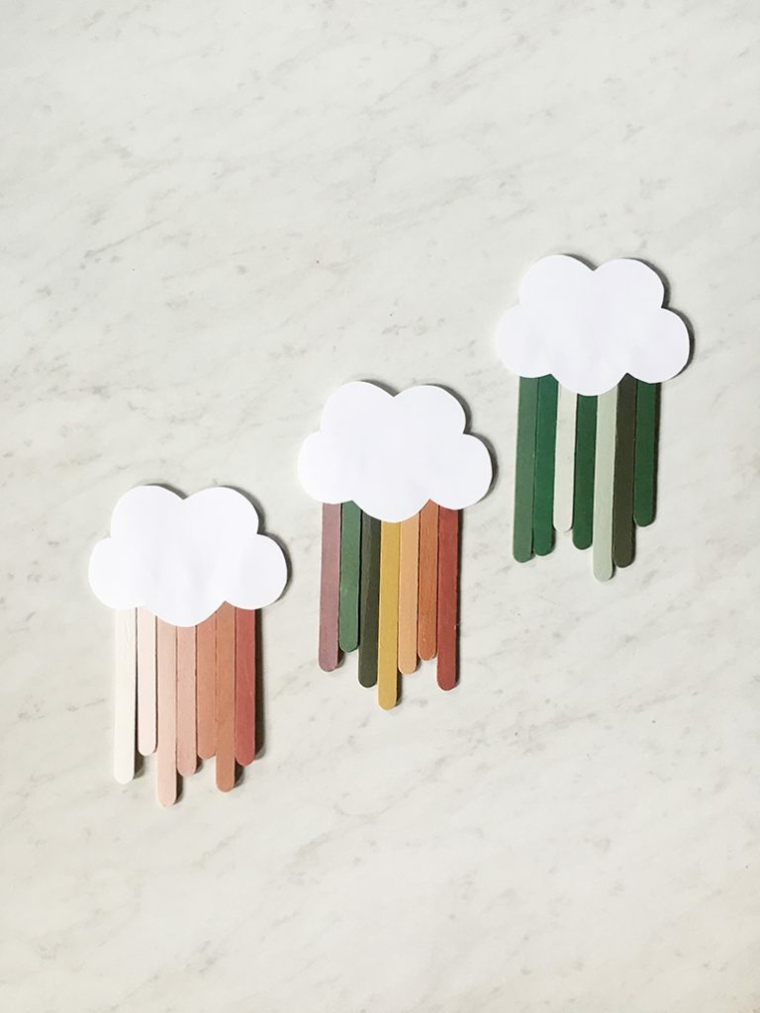 Lavoretti con stecche di gelato, bastoncini di legno dipinti e decorati con nuvole di carta