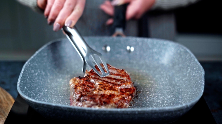 grigliare costata di manzo steak in padella ingredienti per secondi piatti veloci