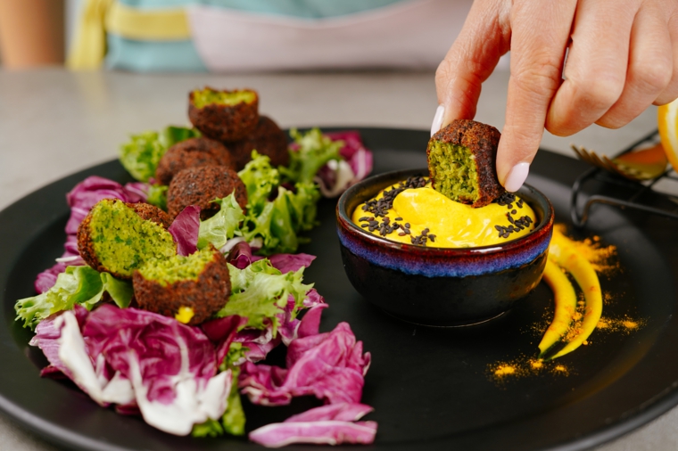idee per apericena falafel ceci lattuga radicchio salsa gialla piatto