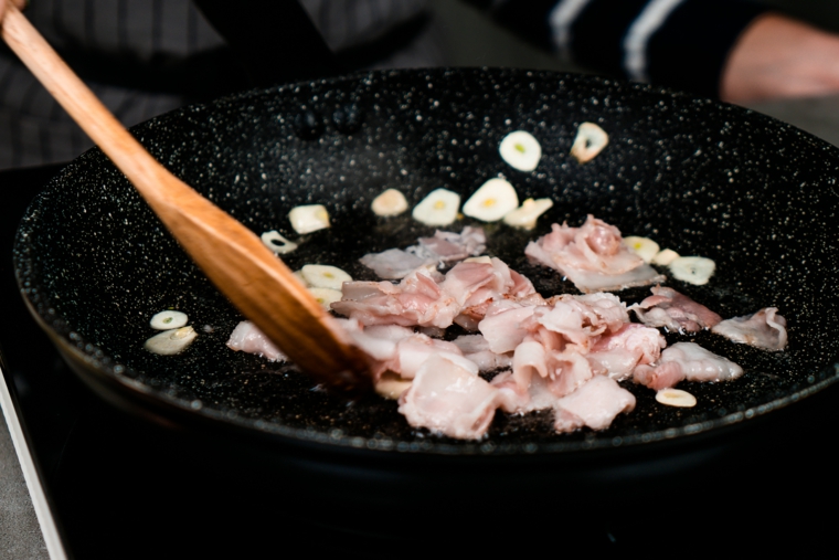 idee per apericena padella bacon aglio mestolo legno ricetta tutorial