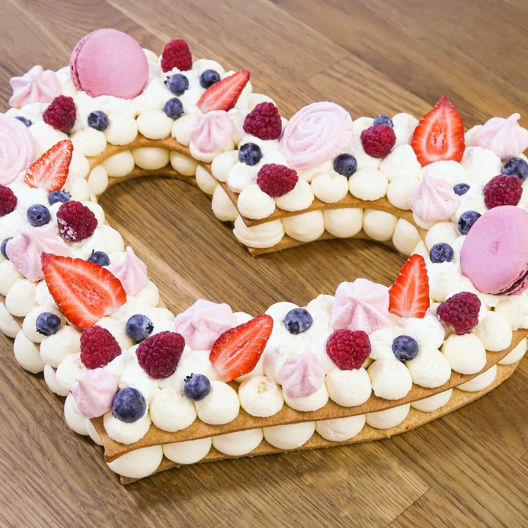 immagini torte battesimo forma cuore base biscotto decorazione panna frutti di bosco