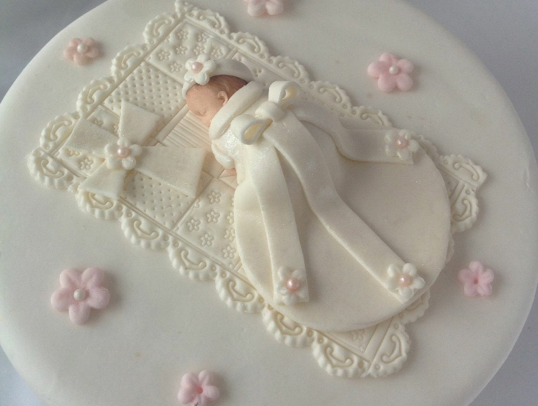 immagini torte per battesimo bimba pasta di zucchero bianca bambina fiorellini