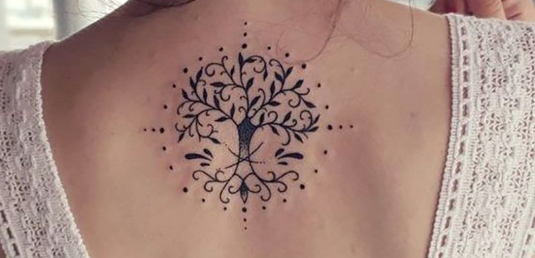 mandala albero della vita tatuaggio schiena donna abito bianco pizzo disegno puntini