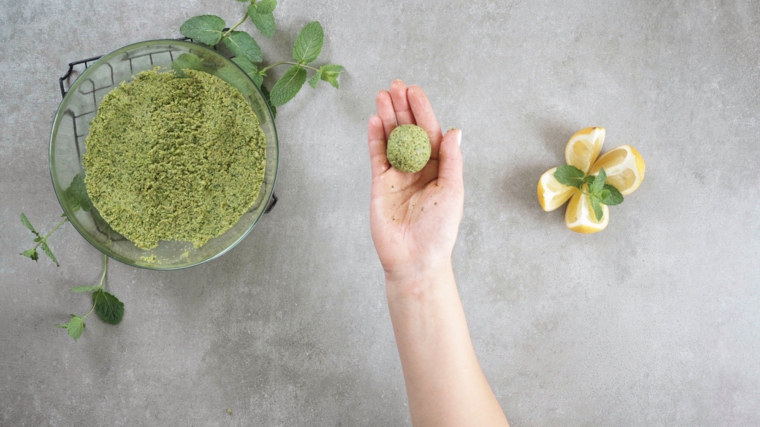 pallina verde idee per cena con amici falafel ceci verdure lime robot da cucina