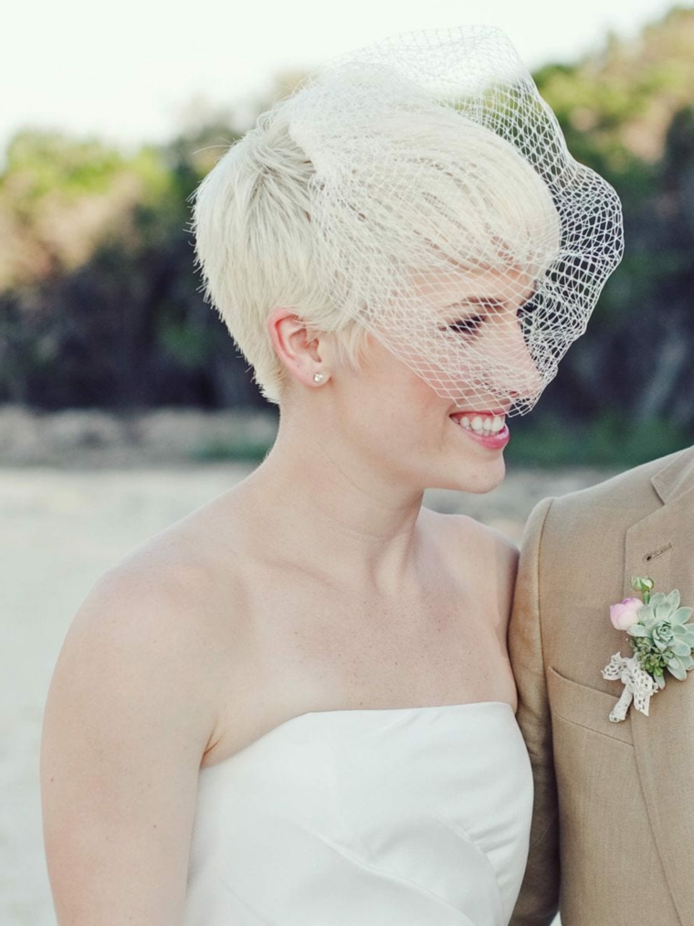 Sposa con capelli cortissimi di colore biondi, sposa con velo a rete bianco