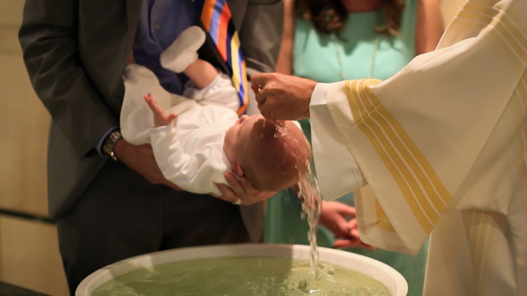regalo battesimo maschio prete rituale baccinella acqua santa chiesa