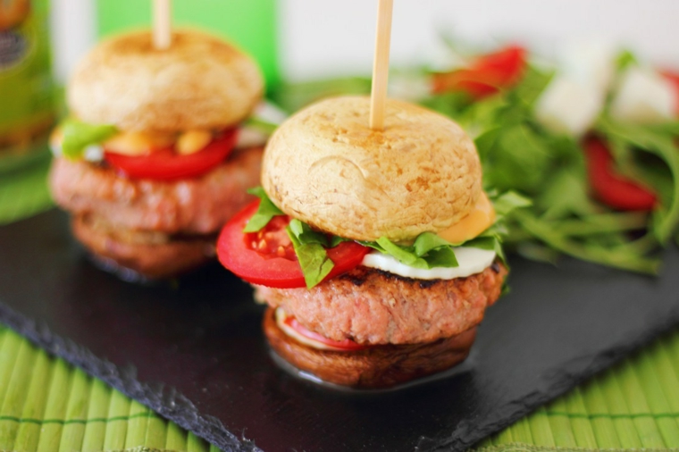ricette facili e gustose per cena vegan hamburger burger funghi carne pomodoro mozzarella