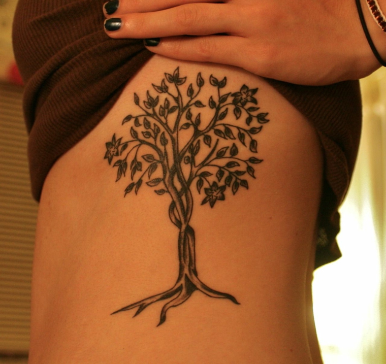 tatuaggio pancia donna disegno albero della vita rami foglie tattoo femminile