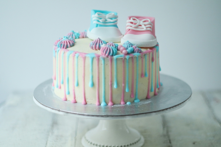 torta battesimo con panna scarpette rosa azzurre crema pasticcera colorata