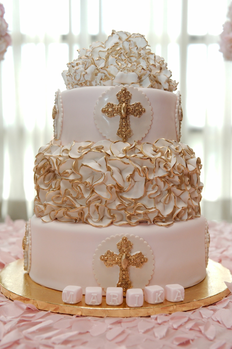 torta per battesimo bimba tre piani crema pasticcera disegno croce panna montata