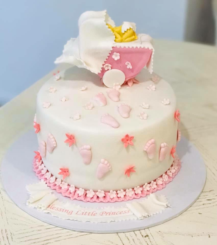 torte battesimo bimba decorate pasta di zucchero carrozzina fiorellini piediniù