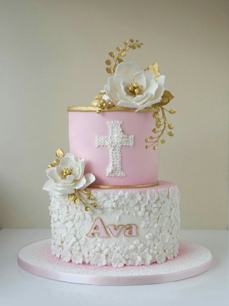 torte battesimo senza pasta di zucchero due piani panna colorata disegno croce decorazioni fiori scritta nome