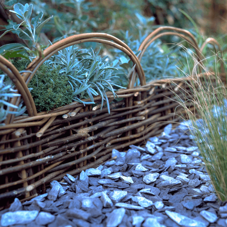 abbellire giardino.con pietre legno recinzione treccia piante foglia verde