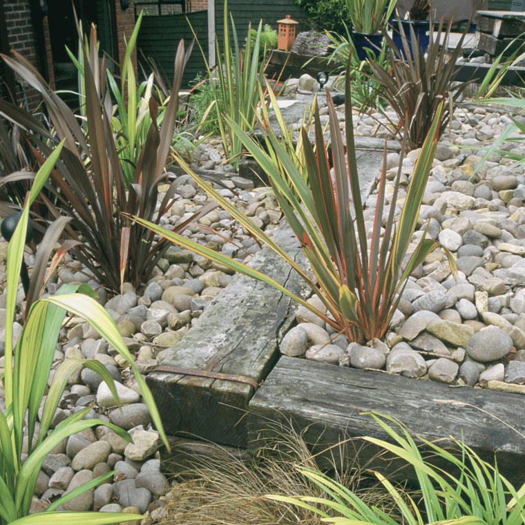 cordoli per giardino legno sassi piante folgia verde prato erba set mobili esterno