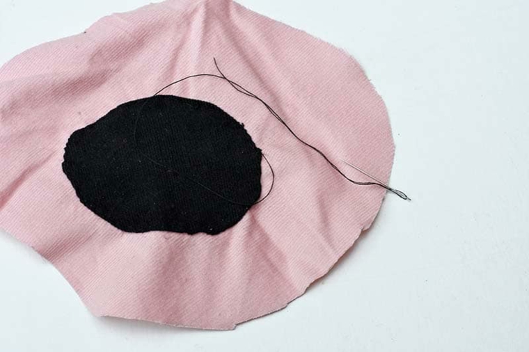 cucire tessuto stoffa colore rosa ago filo fodera cuscino fatta a mano