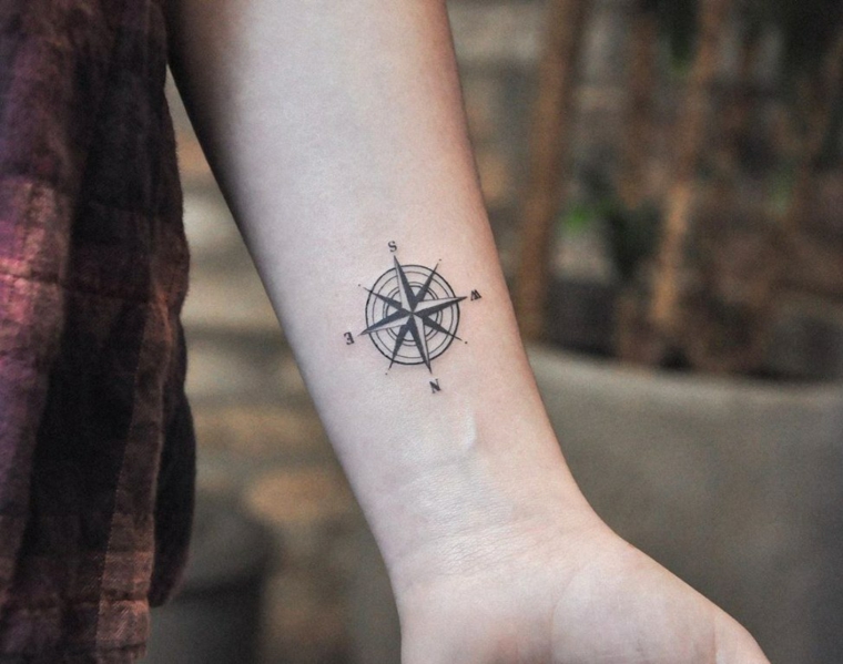 disegno rosa dei venti polso mano donna braccio direzioni nord est tattoo tatuaggio