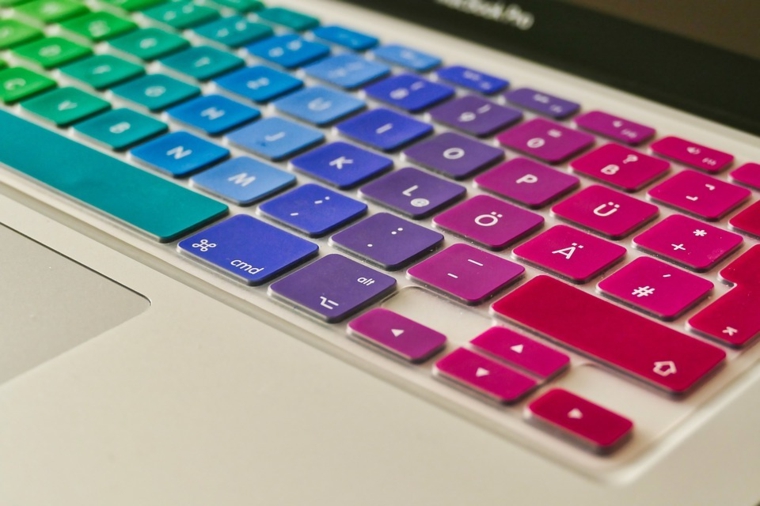 lavorare da casa computer portatile tastiera tasti colorati freelance libero professionista