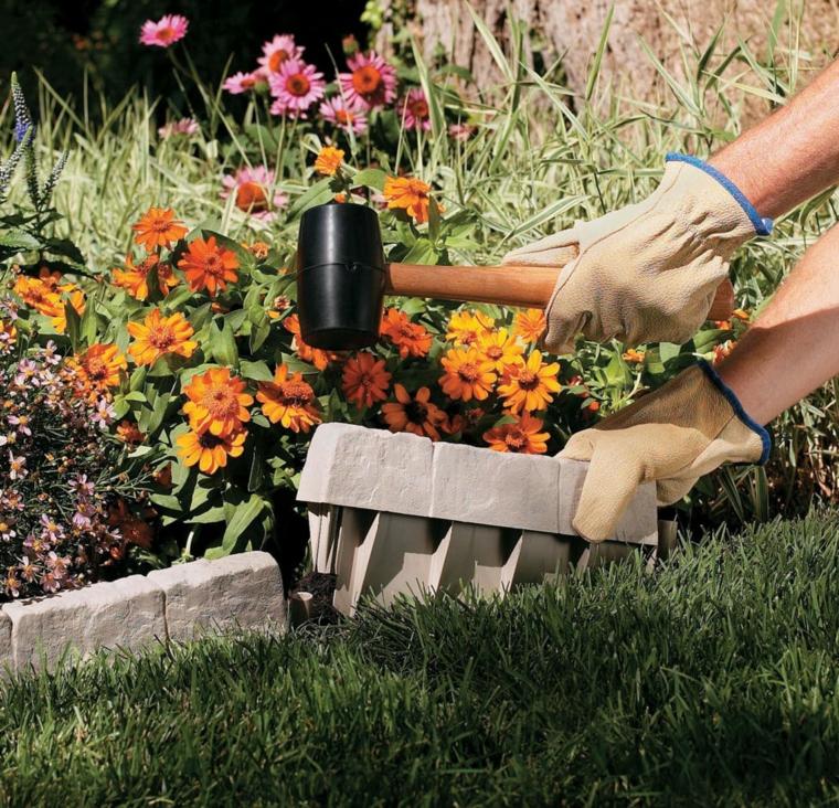martello gomma piastrelle come fare aiuole in giardino donna giardinaggio fiori piante
