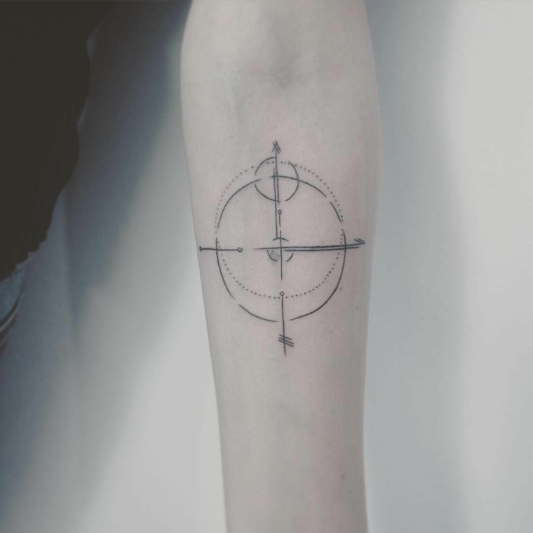 rosa dei venti significato tatuaggio avambraccio donna tattoo minimal figure geometriche